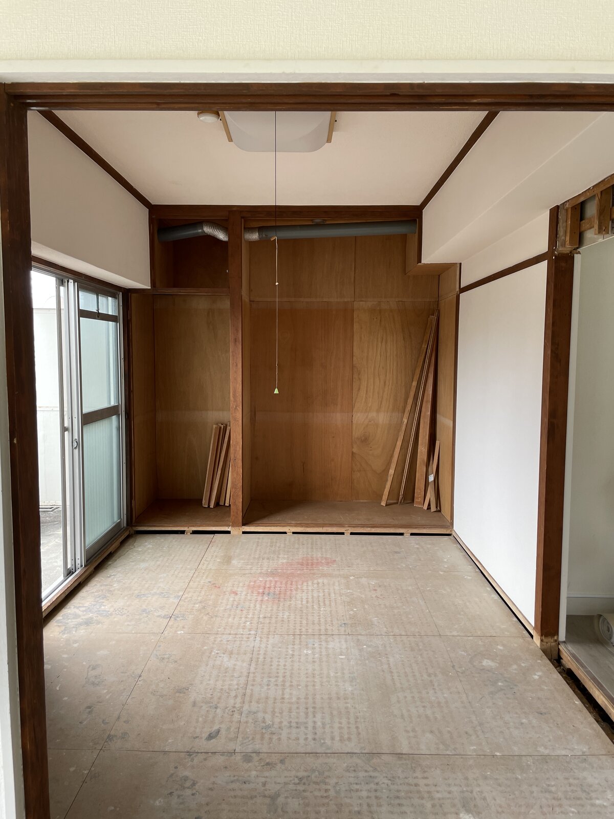 解体工事(畳撤去後の荒板)