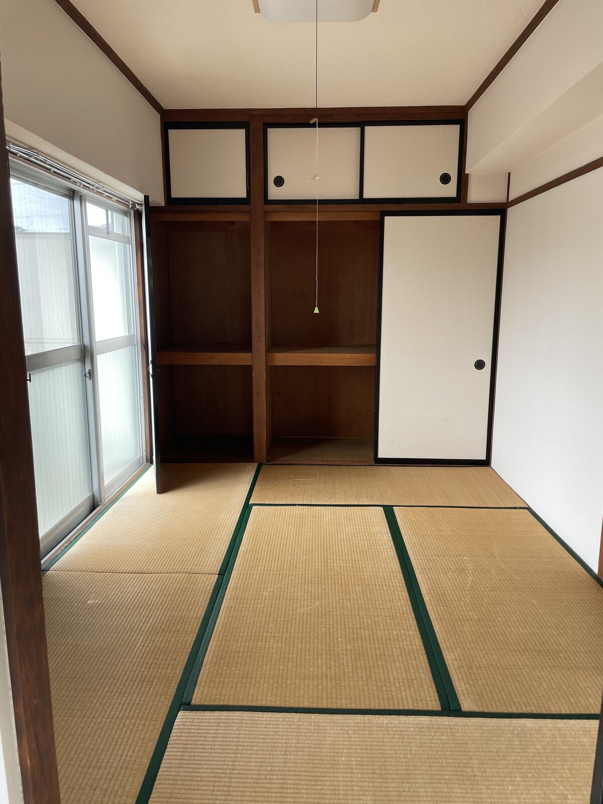 施工前の和室(畳・塗り壁・押入れ)
